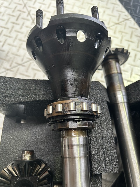 Off side axle and groove