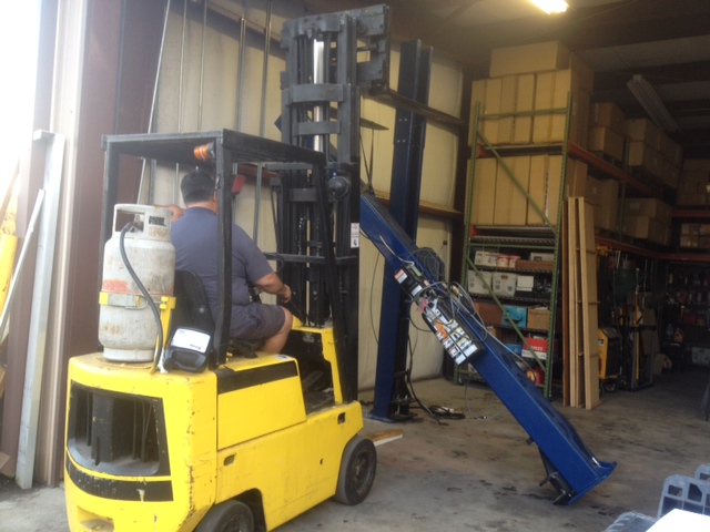 Slinging the load with the help of a fork lift