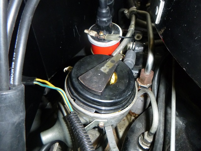 Distributor with cap off