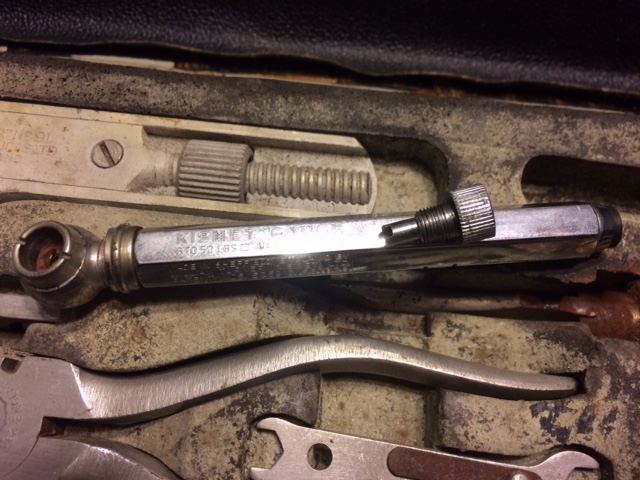 Tire pressure guage has tool for removing/reinstalling Schrader valves